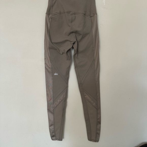 Alo Yoga High Waisted Leggings Epic in Gravel! - Picture 6 of 10